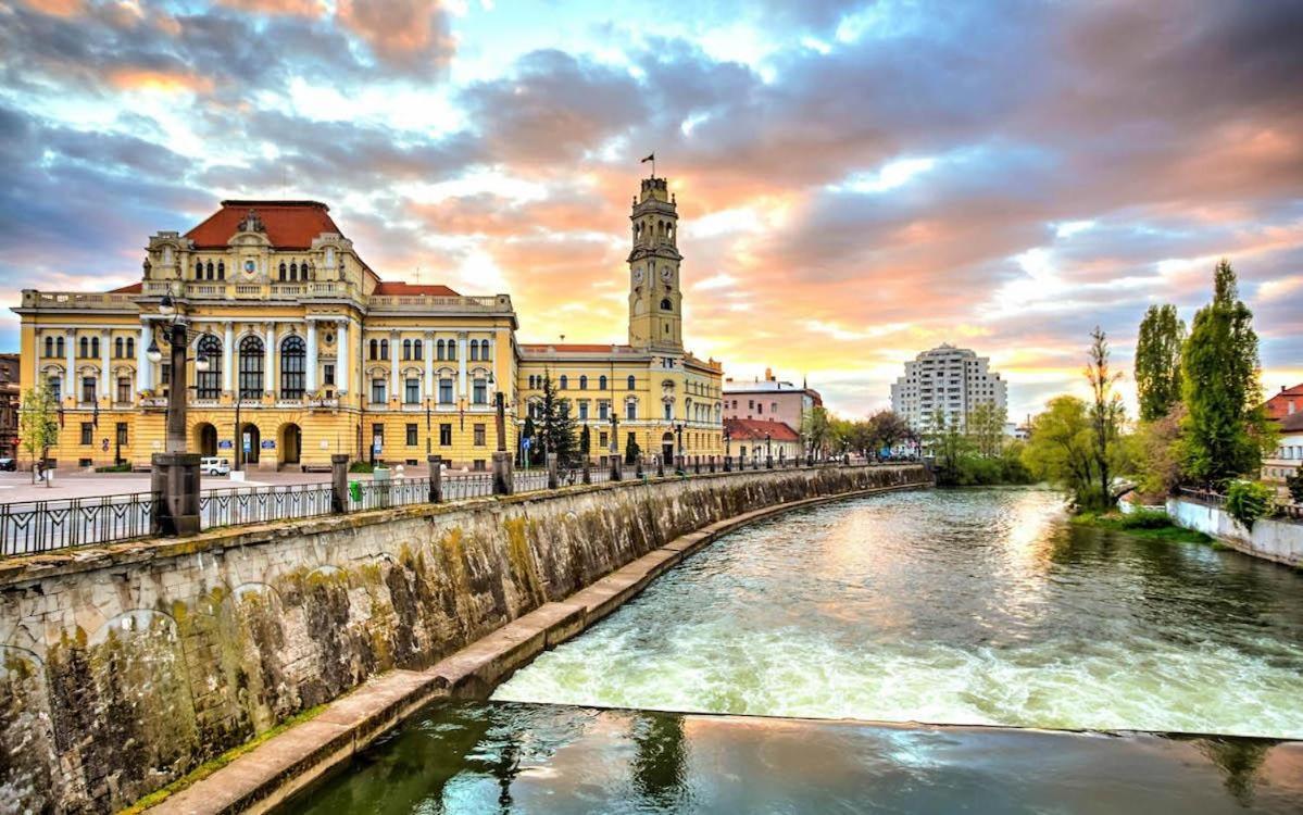Private Apartment In The City Centre. Oradea Eksteriør billede